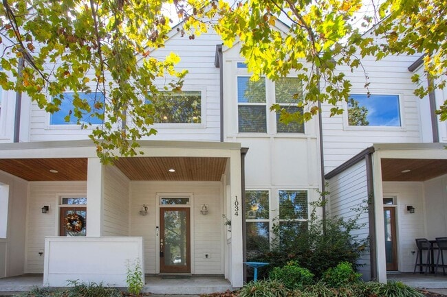 Foto del edificio - Beautiful Townhome in PRIME Location