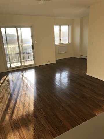 espaciosa sala de estar con balcón - 1125 Ovington Ave
