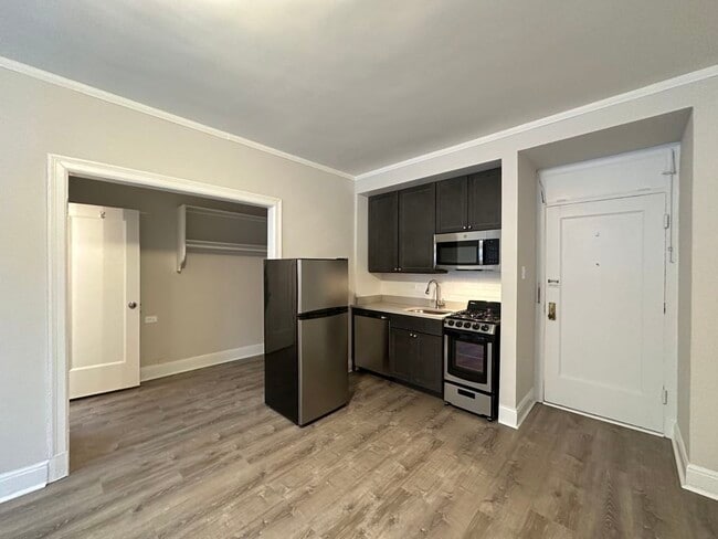 Building Photo - 3335 W Diversey Ave
