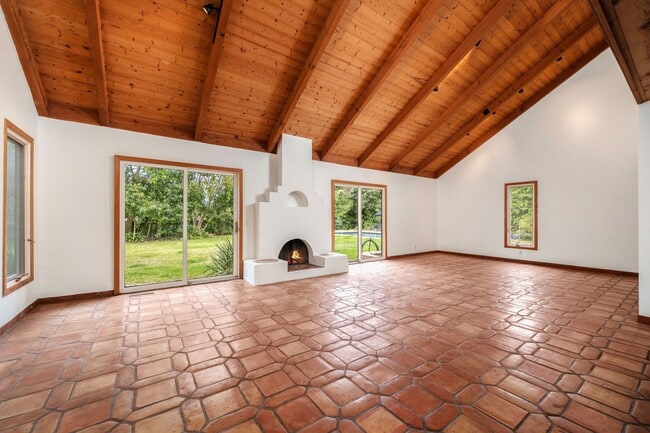 Building Photo - 1539 Miramar Ln