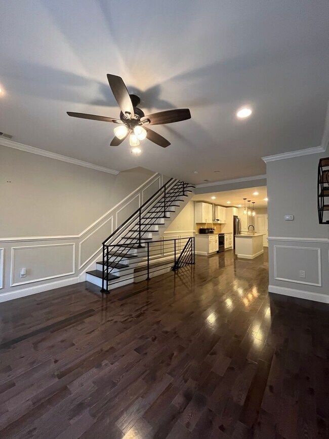 Building Photo - Spacious 3 Bed / 2.5 Bath Home in Point Br...