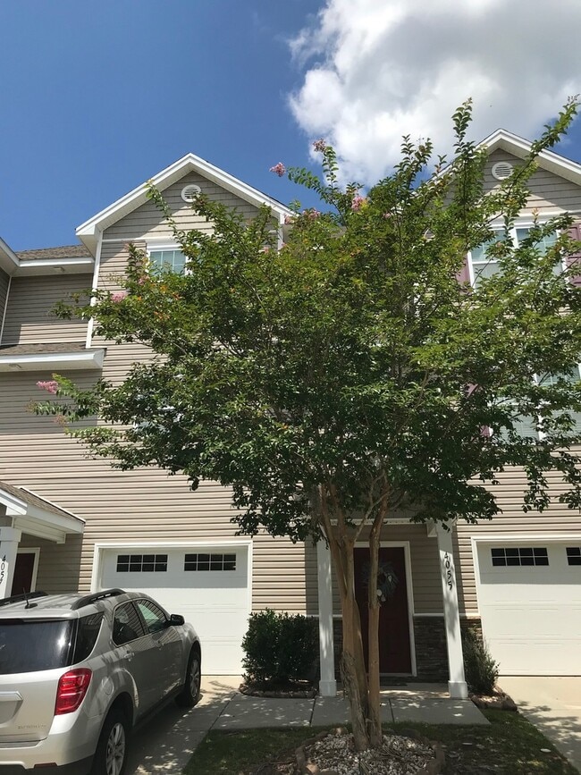 Foto del edificio - Townhouse with Fenced Backyard!