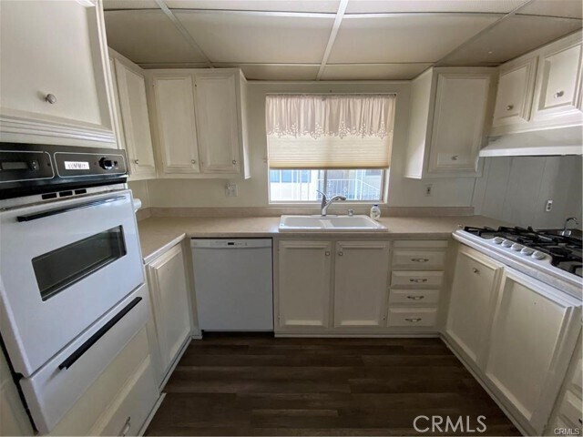 Foto del edificio - 2230 Lake Park Dr