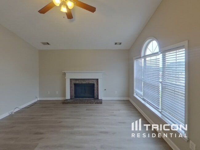 Building Photo - 406 Village Cir