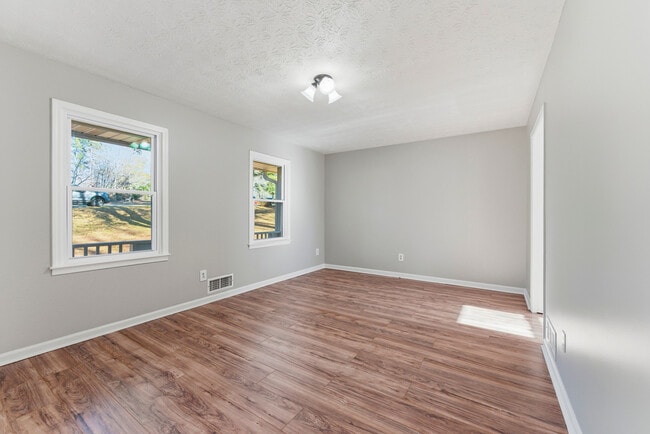 Building Photo - 264 Greenwood Dr NW