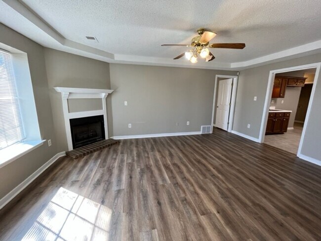 Foto del edificio - Renovated 4 Bedroom 2 Bath Home with 2 Car...