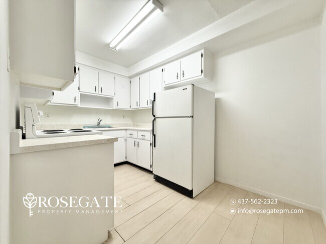 Photo du bâtiment - Pet-Friendly 2-Bedroom Apartment with Parking, Ensuite Laundry & Deck in East York