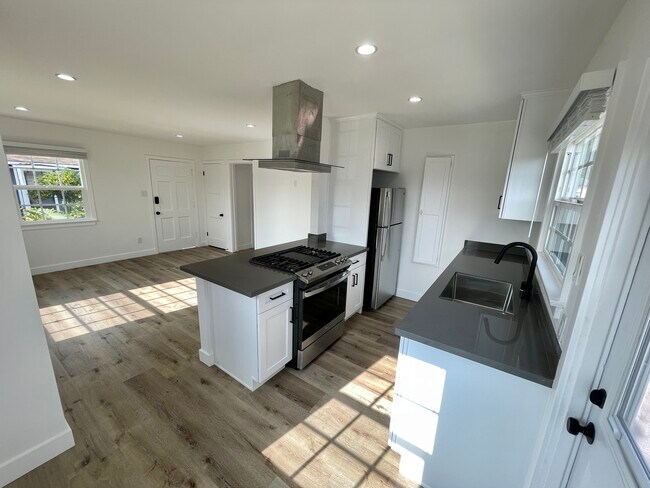 Building Photo - 6007 W 85th Plz