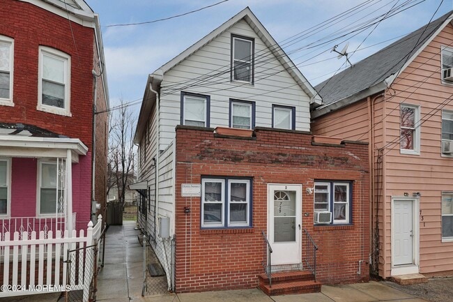 Building Photo - 729 Cortlandt St