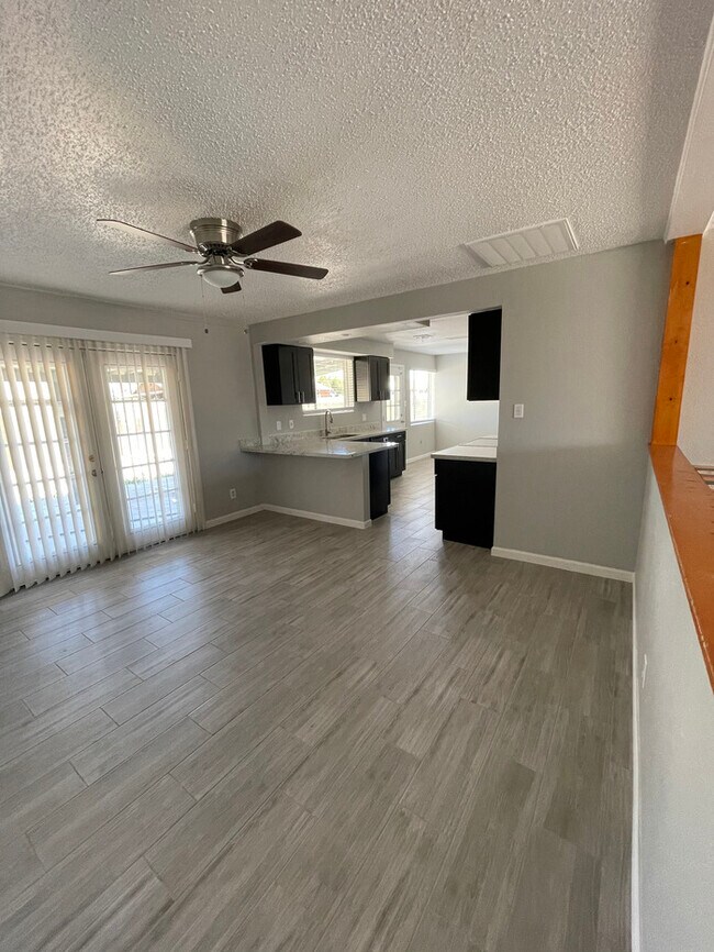 Foto del edificio - 4/2, w/two garage, storage and fenced yard