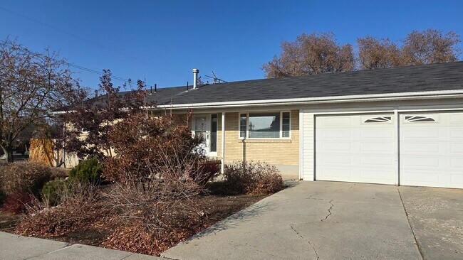 Building Photo - 905 Charlton Cir