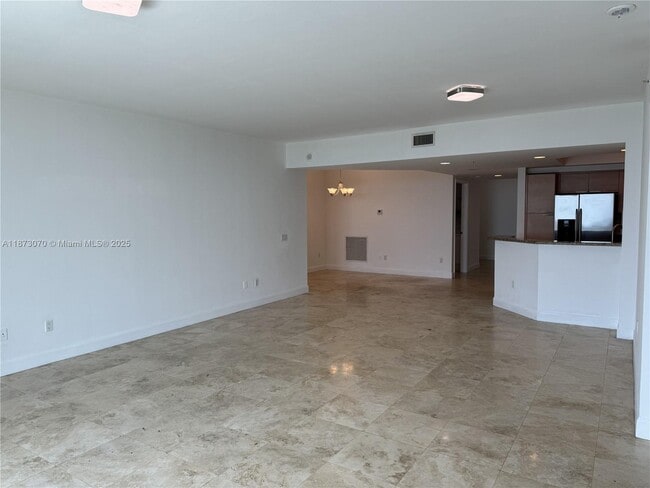 Foto del edificio - 15051 Royal Oaks Ln