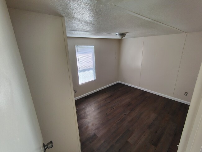 Building Photo - 1040 N Davis Dr