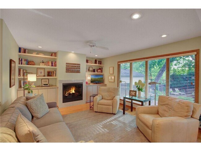 Foto del edificio - Wayzata 3 bedroom 3 bath Charmer- Availabl...