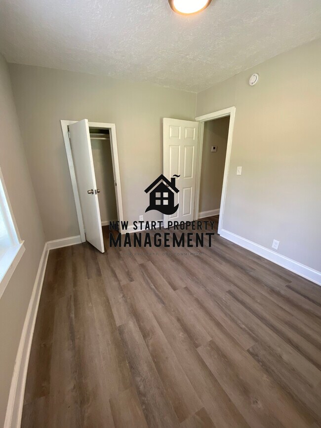 Foto del edificio - 5749 Knowles Dr
