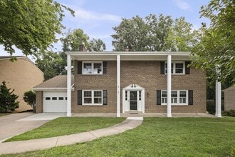 Building Photo - 2542 N Wakefield St
