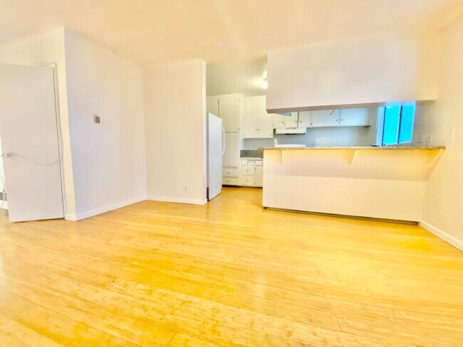 Building Photo - 4033 W Sunset Blvd