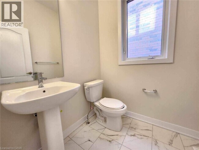 Photo du bâtiment - 70 Eastbridge Ave