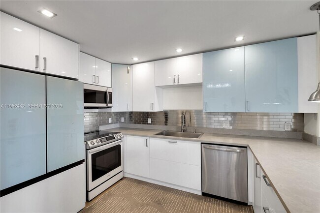 Foto del edificio - 100 Bayview Dr