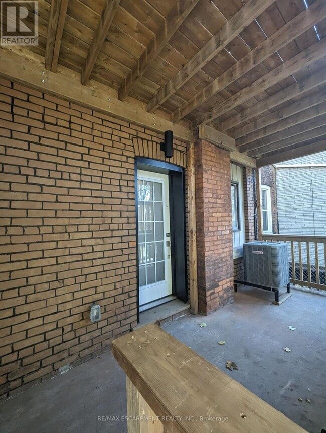Photo du bâtiment - 333-333 Emerald St N