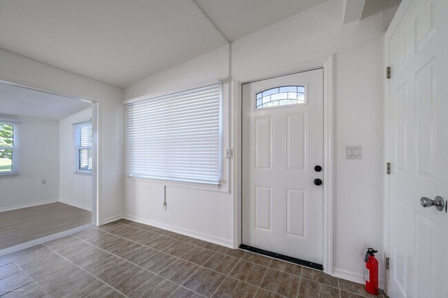Building Photo - CLOSE TO HISTORIC DISTRICT AND PARKS