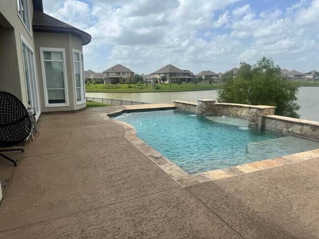 Building Photo - 8 Cypress Point Ct
