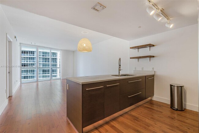 Foto del edificio - 475 Brickell Ave