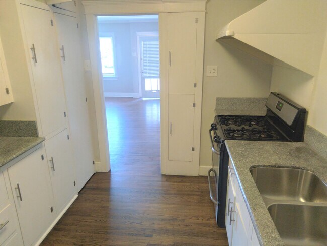 Building Photo - 1000 E 1st St