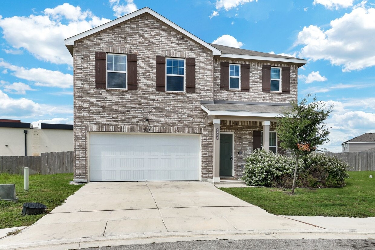 Foto principal - ***MOVE-IN SPECIAL: TWO WEEKS FREE***Spacious Two-Story Retreat on a Cul-de-Sac with Bonus Room