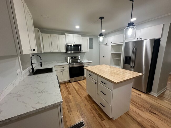 Foto del edificio - 3 Bedroom 2 Bathroom Spilt Unit in Wilmington