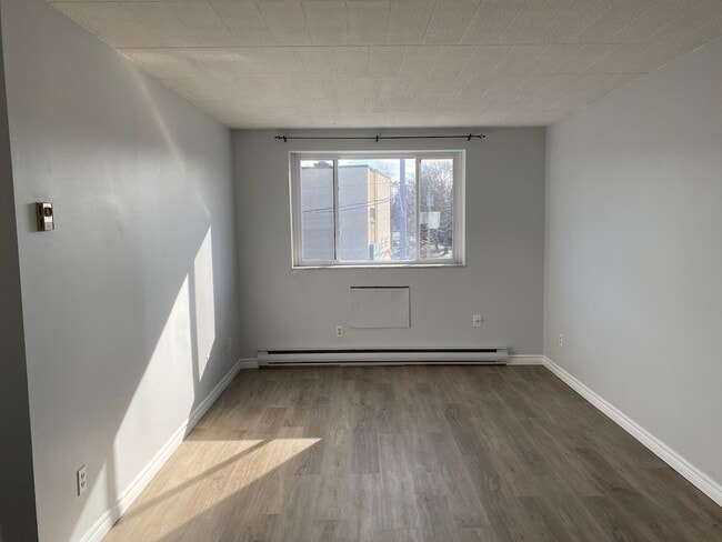 Photo du bâtiment - 360 Tecumseh Rd W