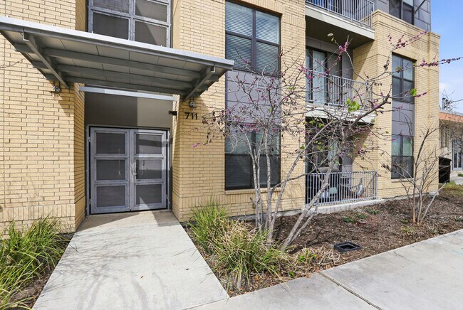 Building Photo - 711 S Frio St