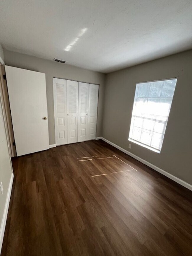 Foto del edificio - 2-bedroom, 1-bathroom home in the Pine Rid...