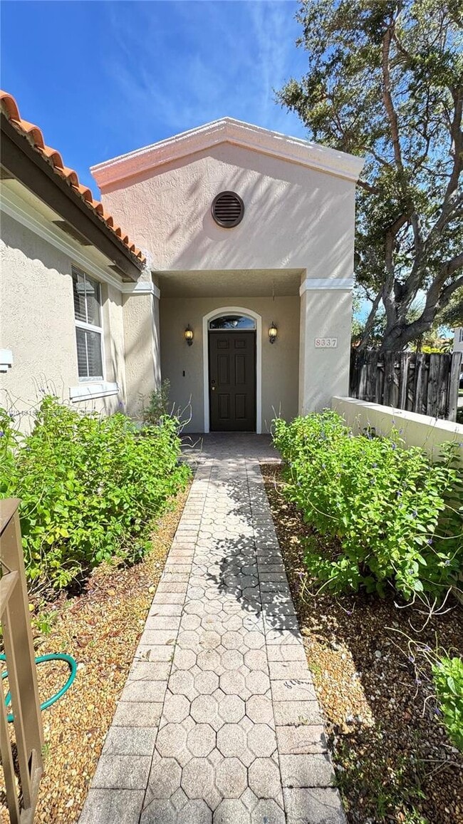 Foto del edificio - 8337 NW 142nd St