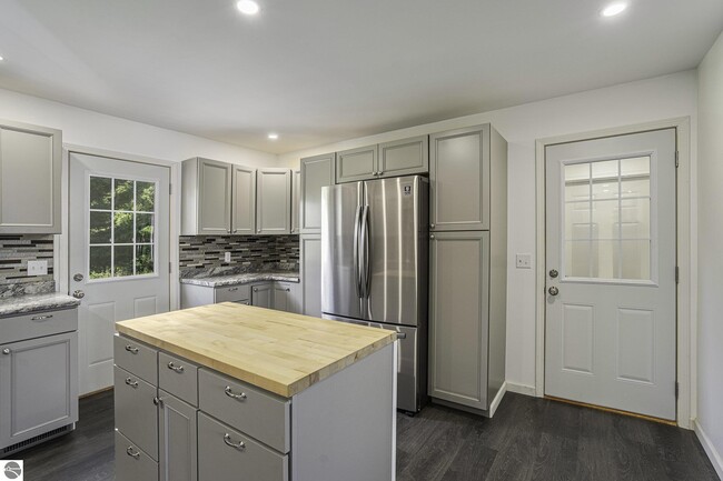 Foto del edificio - 963 N West Silver Lake Rd