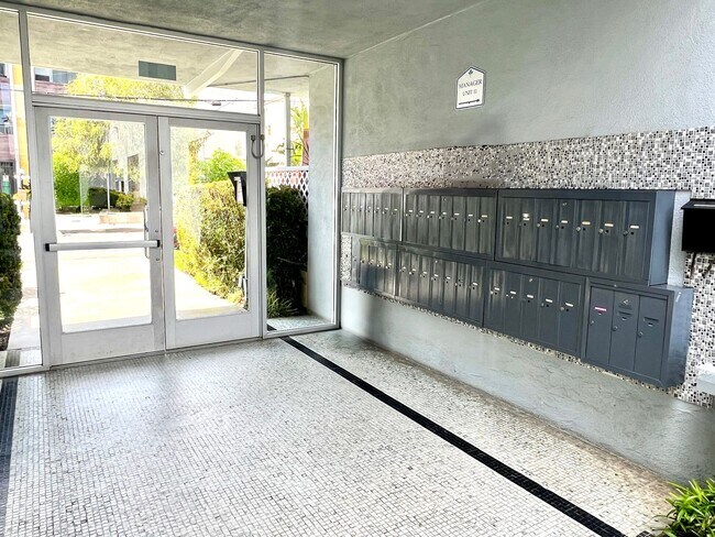 Foto del edificio - 5252 Corteen Place