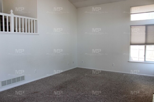 Building Photo - 424 Saturn Dr