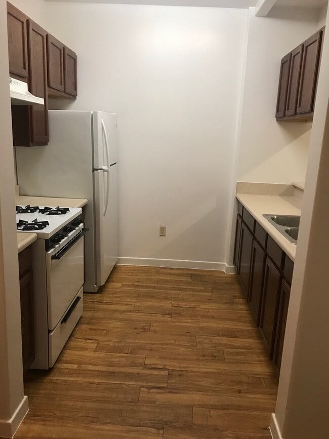 Building Photo - 1927 6th W St