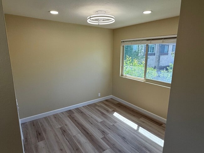 Building Photo - 1048 Mohr Ln