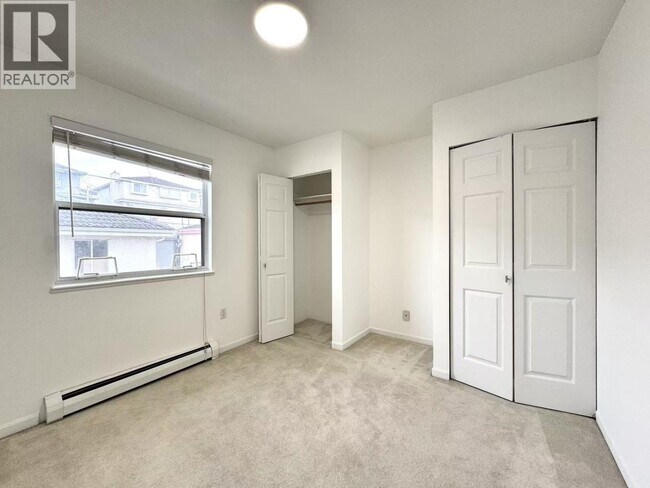 Photo du bâtiment - 1921 Harrison Dr