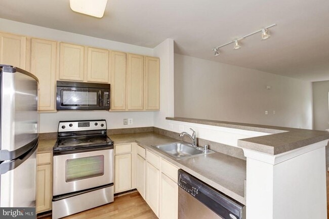 Building Photo - 42514 Mayflower Terrace