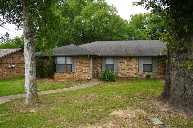 Building Photo - South Tyler! Lovely 2 Bedroom, 1 Bath Duplex w/ Carport! Tyler ISD Jack Elementary.