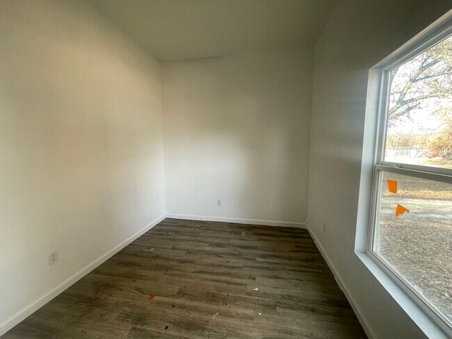 Building Photo - Recently Remodeled 4 bedroom 2 bathroom home