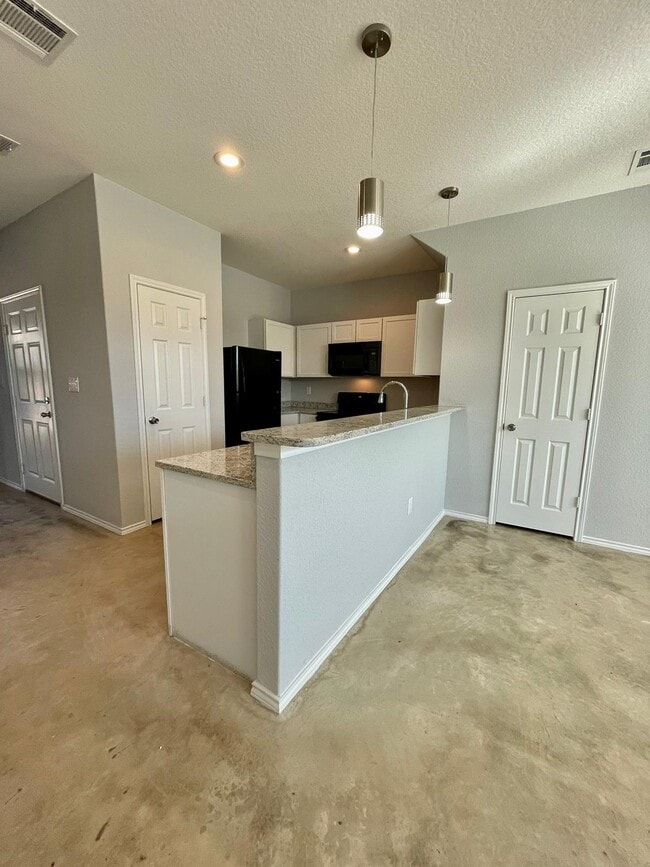 Building Photo - 6918 Crestway Dr