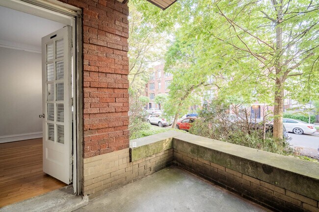 Building Photo - 636 W Buckingham Pl