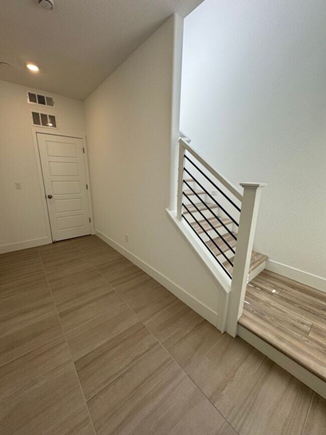 Building Photo - 566 Mahogany  (Spruce & Peach)