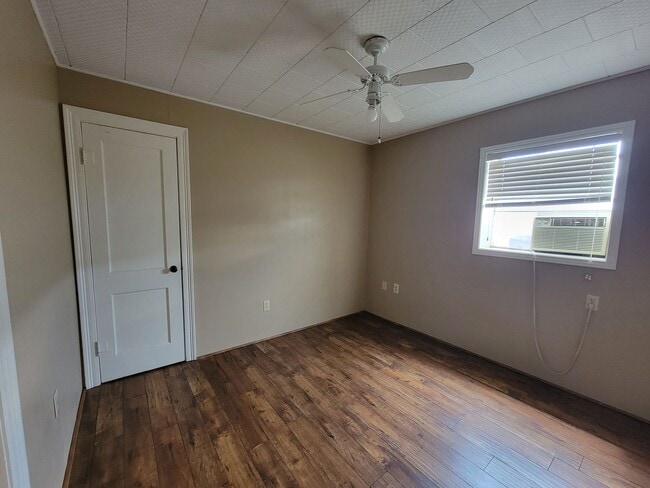Building Photo - 2 Bed/1 Bath Upstairs Apartment