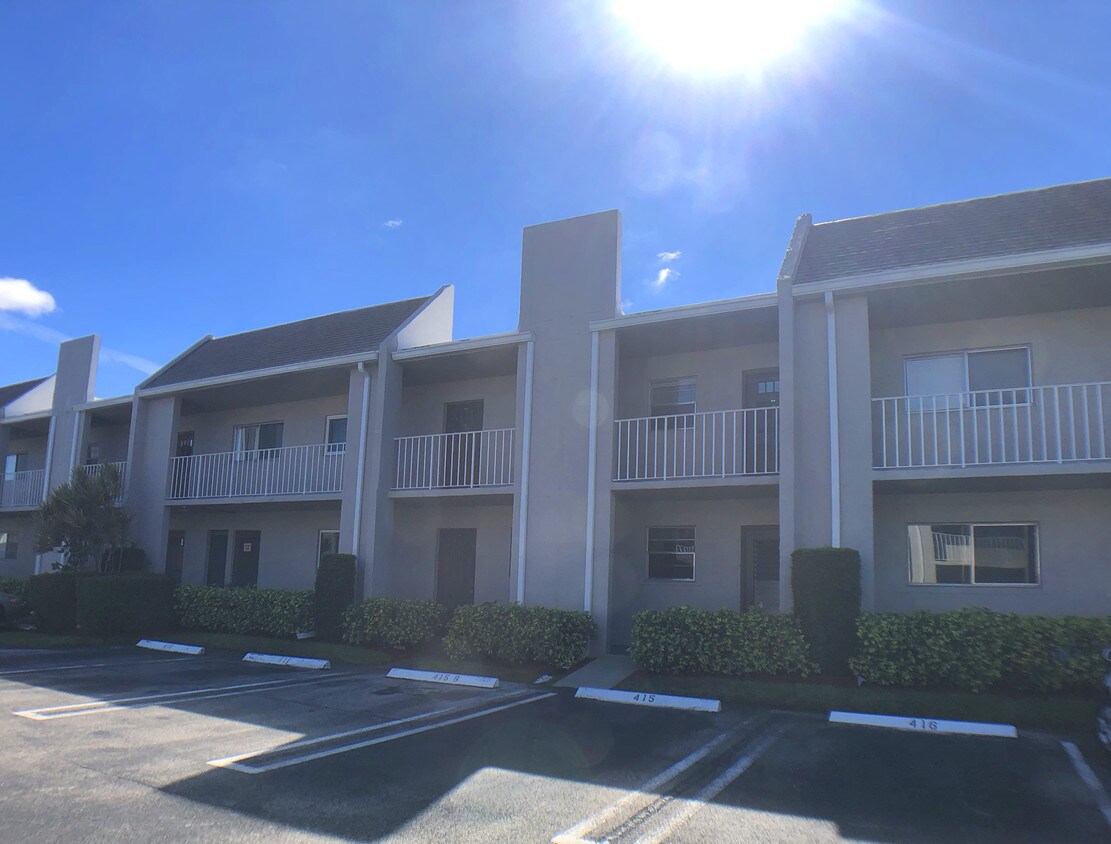 2860 SW 22nd Ave, Delray Beach, FL 33445 Condo for Rent in Delray