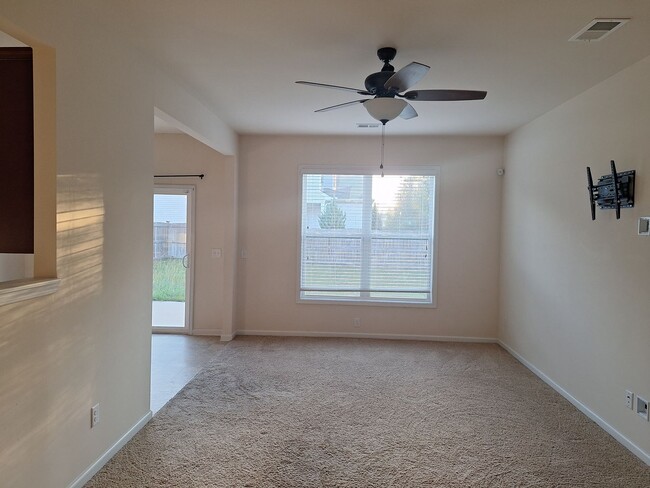 Foto del edificio - Wonderful Three Bedroom Home in Northeast ...