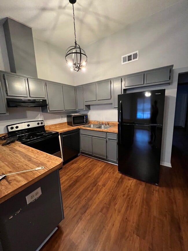 Building Photo - 218 White Dr